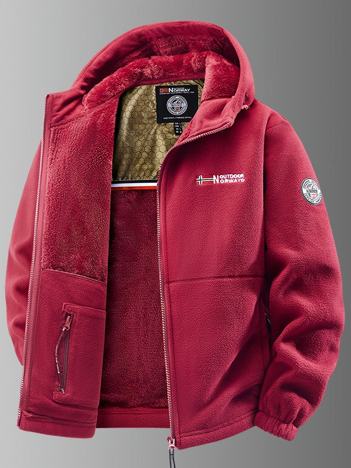 Veste polaire rouge à capuche, doublure peluche framboise et écusson sur la manche