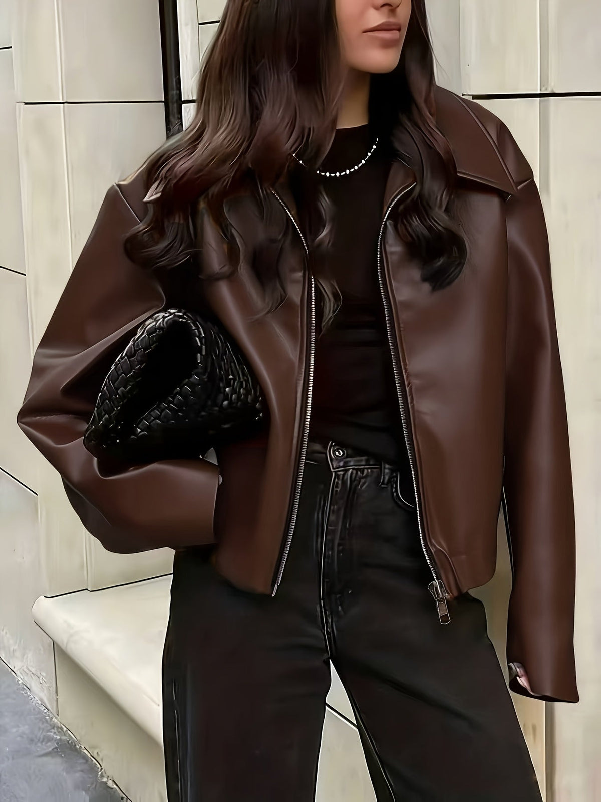 Veste zippée col rabattu, coloris marron foncé, porté en tenue