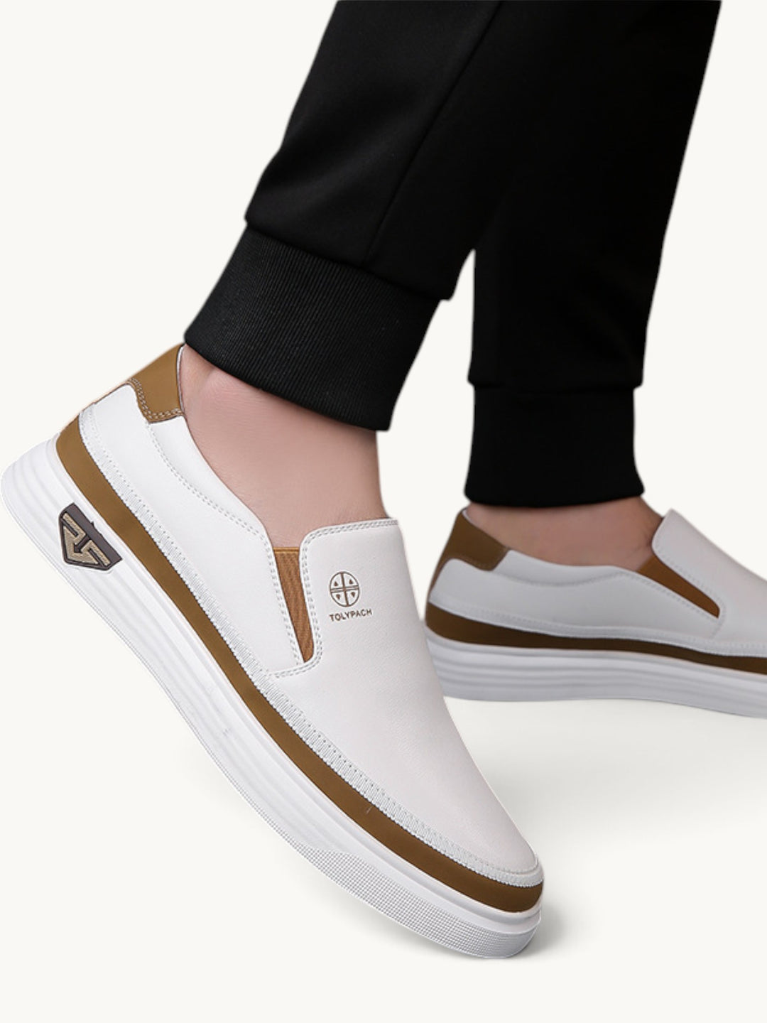 Baskets slip-on blanches à bande camel et semelle plateforme, portées