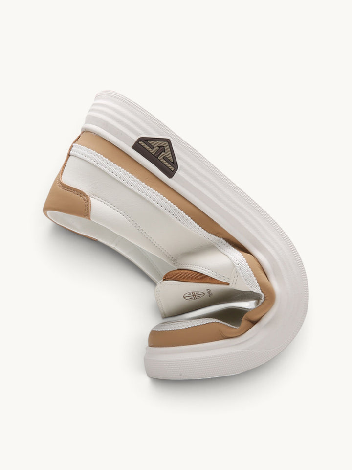 Baskets slip-on blanches à empiècements camel, empilées vues du dessus