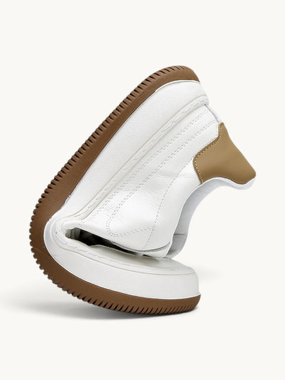 Baskets basses en cuir blanc, vue rapprochée de la semelle gomme caramel