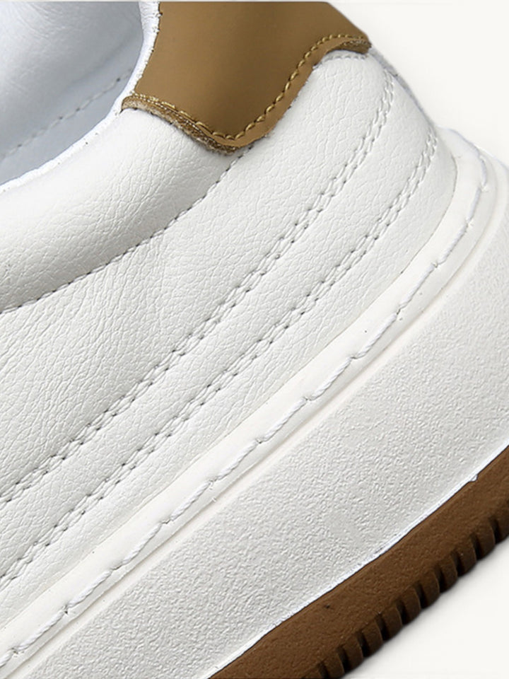Gros plan sur le talon en cuir blanc et la semelle gomme de la basket
