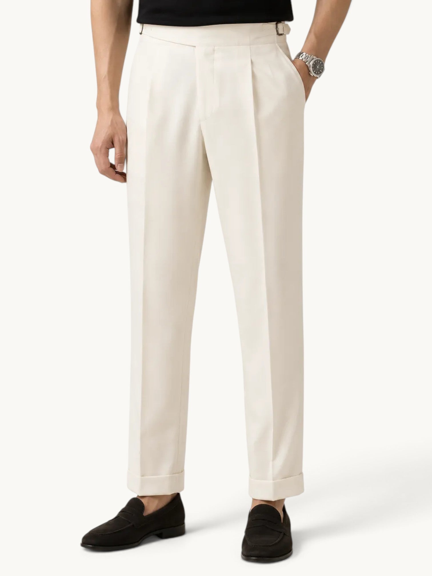 Pantalon blanc à pinces taille haute avec plis marqués, porté en vue de face avec chaussures noires
