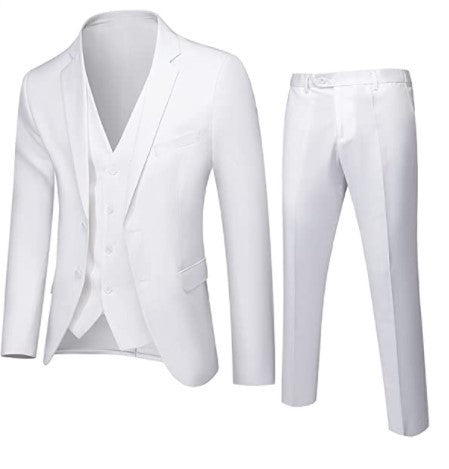 Costume blanc ajusté présenté à plat avec veste, gilet et pantalon
