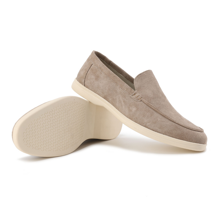 Mocassins en daim taupe, l'un basculé pour montrer la semelle crème gaufrée