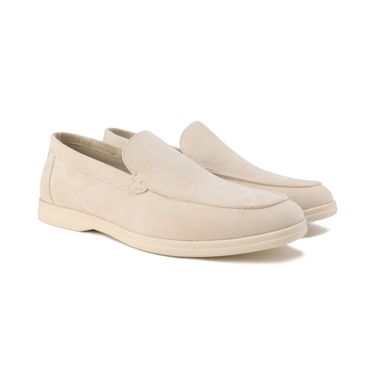 Paire de mocassins en daim écru, semelle crème et bout légèrement arrondi