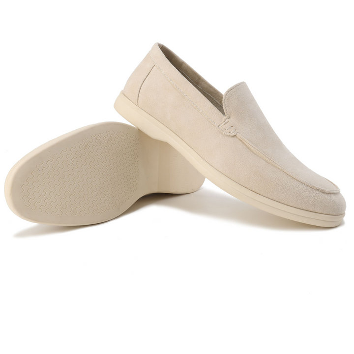 Mocassins en daim écru, l'un couché révélant la semelle crème gaufrée