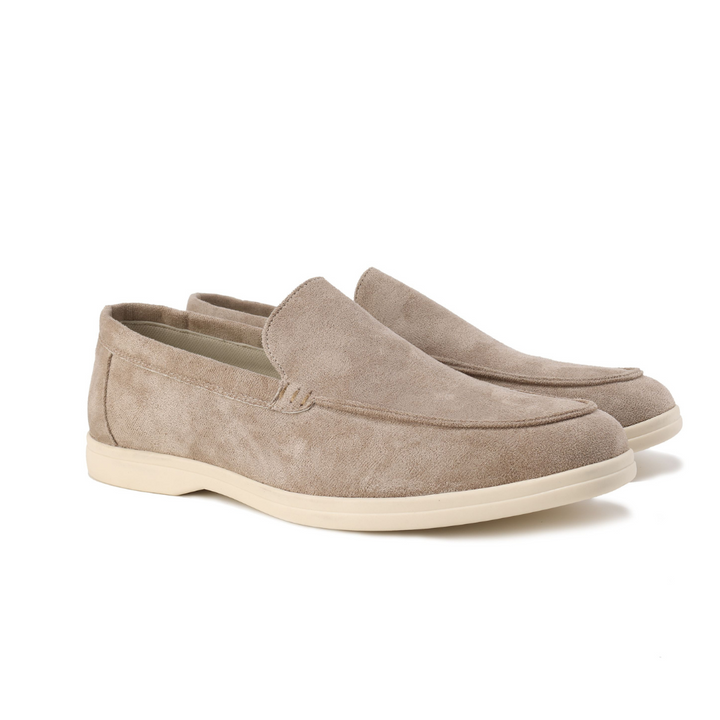 Paire de mocassins en daim taupe, semelle crème et empeigne souple sans couture