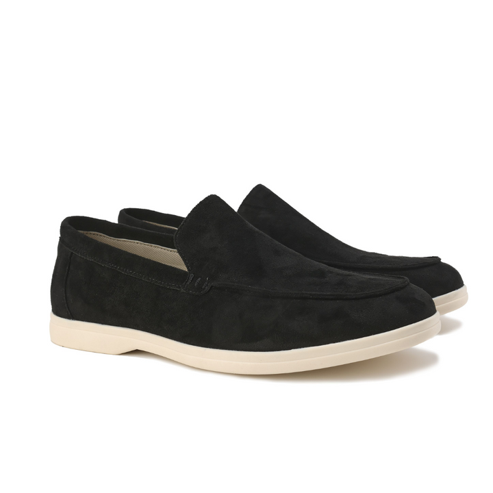 Paire de mocassins en daim noir, semelle crème et entrée du pied élastiquée