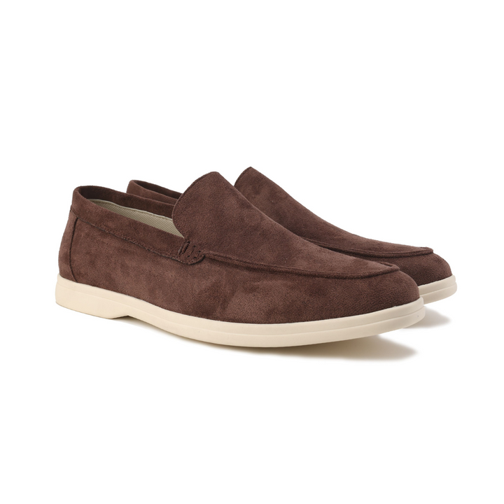 Paire de mocassins en daim chocolat, semelle crème et coutures ton sur ton