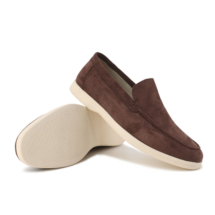 Mocassins en daim chocolat, l'un renversé montrant la semelle crème gaufrée