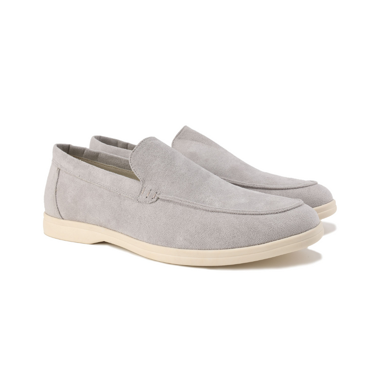 Paire de mocassins en daim gris clair, semelle crème et bout arrondi
