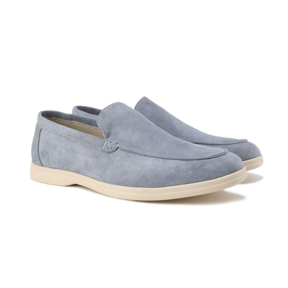 Paire de mocassins en daim bleu brume, semelle crème et empeigne sans couture