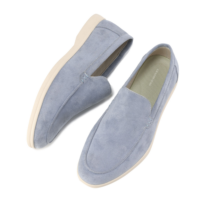 Mocassins bleu brume de trois quarts, doublure claire visible à l'entrée du pied