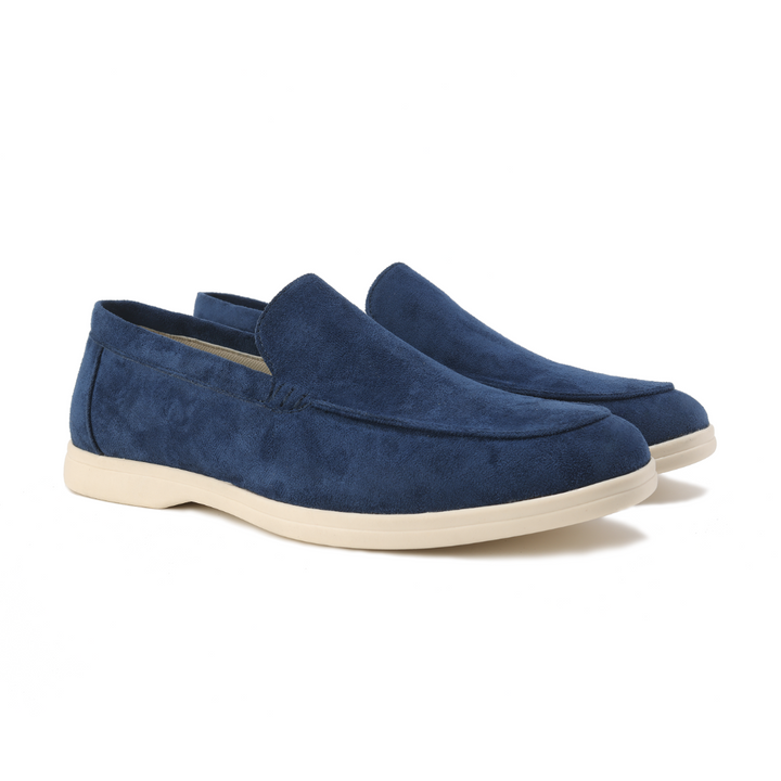 Paire de mocassins en daim bleu marine, semelle crème nettement contrastée