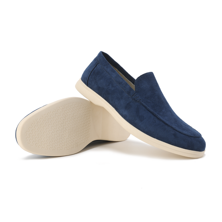Mocassins en daim bleu marine, l'un renversé montrant la semelle crème à picots