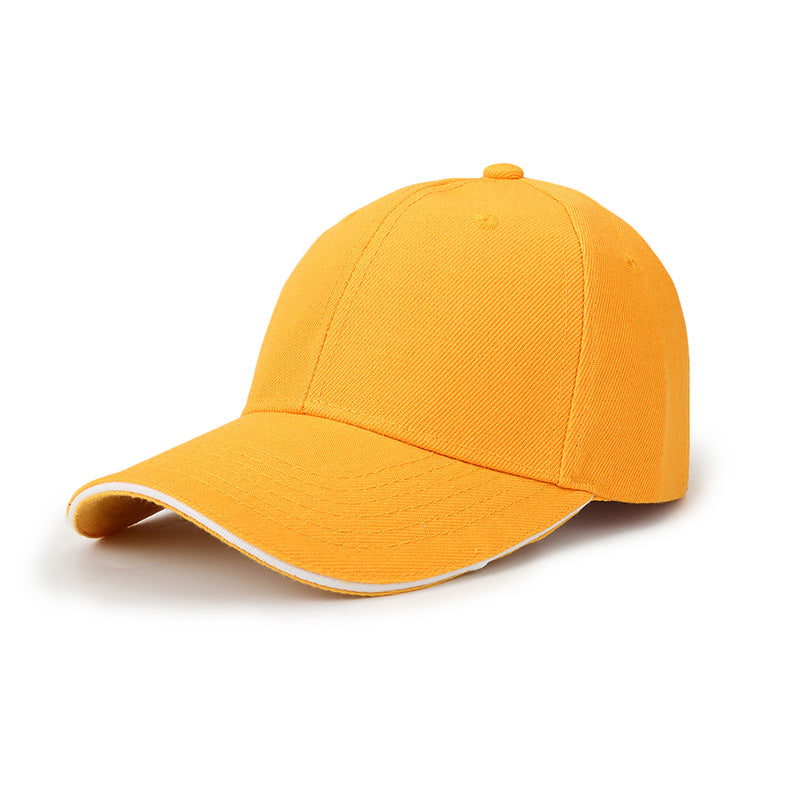 Casquette de baseball jaune à visière bordée de blanc, vue de trois quarts